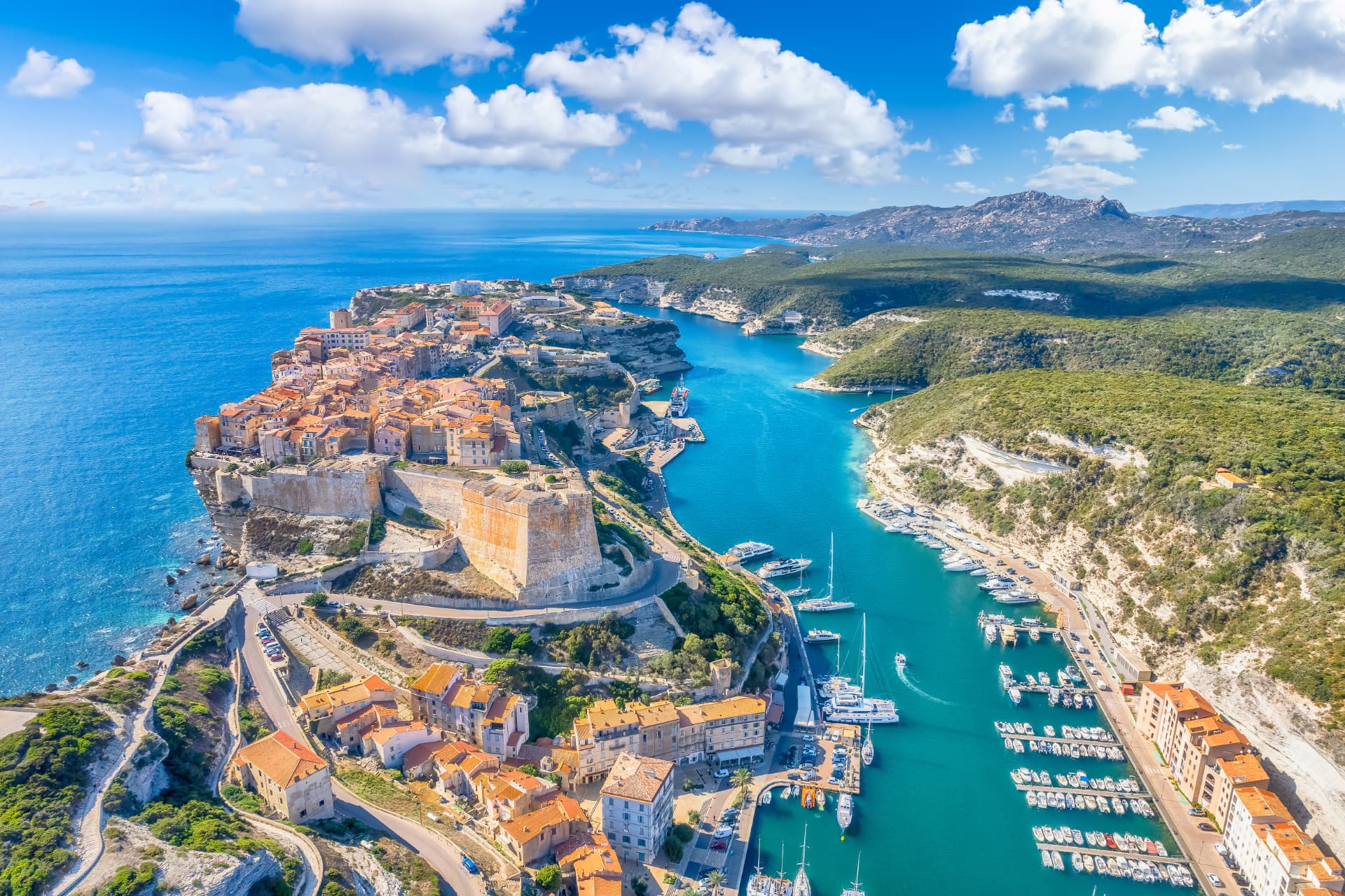 Falaises et vieille ville de Bonifacio en Corse vues du ciel